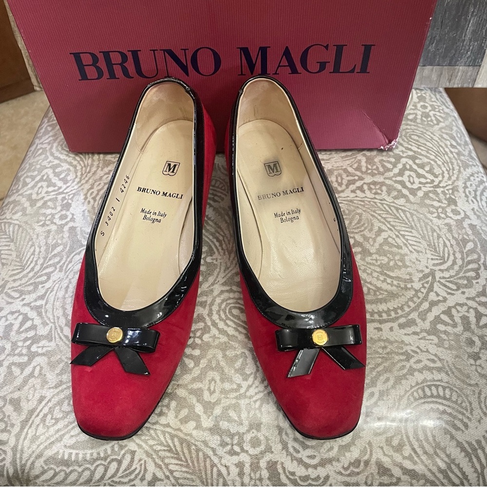 Bruno Magli Italian Red Suede Flats with Black Bow Accent women’s sz‎ 7 AA